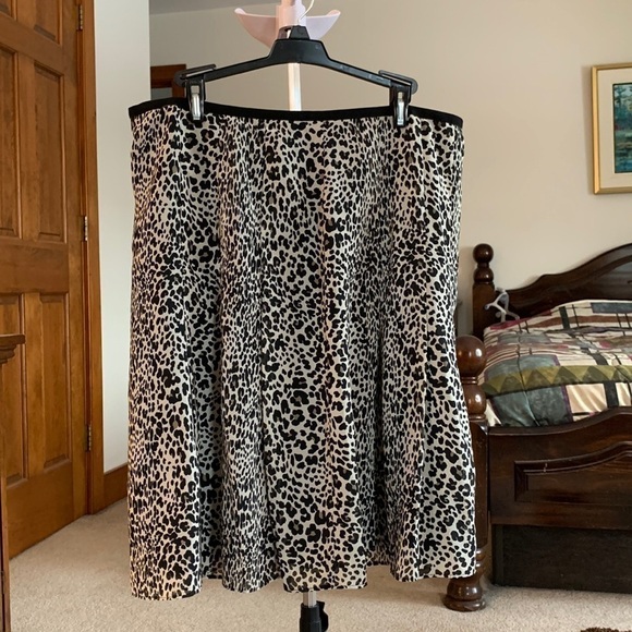 Worthington Dresses & Skirts - WORTHINGTON Lined Skirt Zippered Closure Size 16 EUC